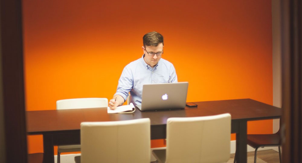 Man creating powerpoint presentation on mac