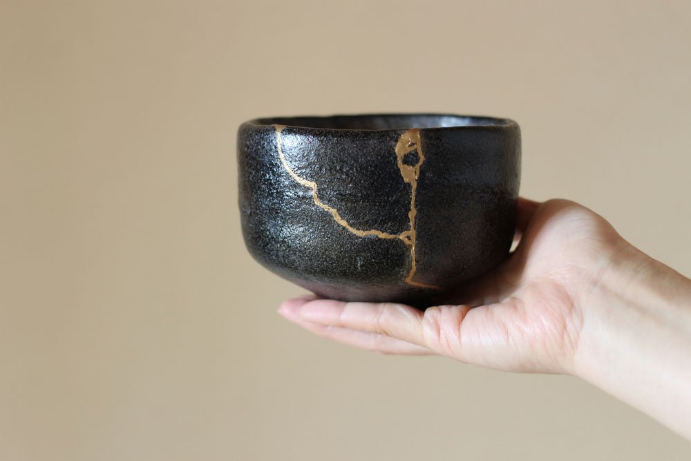 kintsukuroi japanese pottery broken and fixed with gold